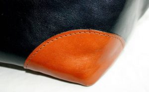 McFermoir Large met hoekjes en ritsvak. Donkerblauw met cognac.