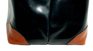 McFermoir Large met hoekjes en ritsvak. Donkerblauw met cognac.