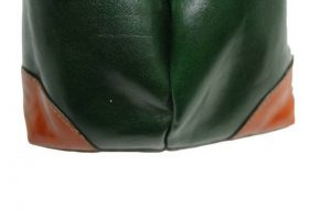 McFermoir Large met hoekjes en ritsvak. Donkergroen met cognac.