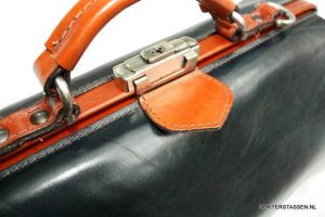 McFermoir compact, dokterstas, donkerblauw met cognac, 40 x 23 x 25 cm.