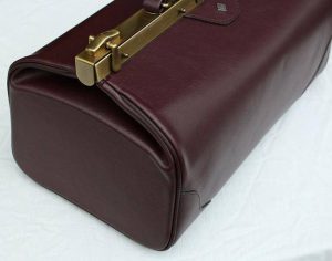 Karl Bollmann, 114113, Assista, bordeaux, 40 cm x 23 cm x 25(h) cm.